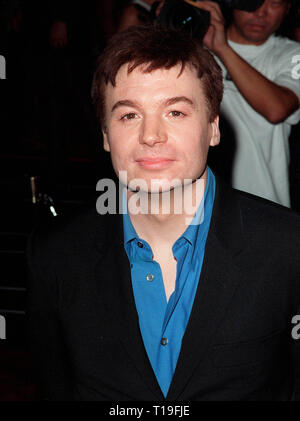 LOS ANGELES, Ca - 24. August 1998: Schauspieler Mike Myers im Rahmen der Weltpremiere in Hollywood, seines neuen Films "54." Er Sterne in den Film mit Salma Hayek, Neve Campbell & Ryan Phillipe. Stockfoto