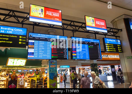 Internationale Abfahrtstafeln in Abreise Lounge im Internationalen Flughafen OR Tambo, Kempton Park, Johannesburg, Gauteng, Südafrika Stockfoto