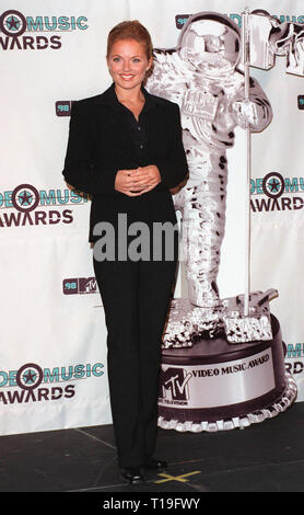 LOS ANGELES, Ca - 10. September 1998: das ehemalige Spice Girl GERI HALLIWELL bei den MTV Video Music Awards in Los Angeles. Stockfoto