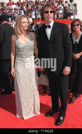 LOS ANGELES, Ca - 14. September 1998: Schauspielerin Michelle Pfeiffer & produzent Ehemann David E.KELLEY an der Emmy Awards in Los Angeles. Stockfoto