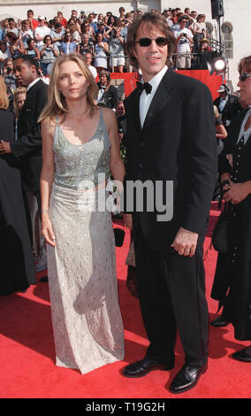 LOS ANGELES, Ca - 14. September 1998: Schauspielerin Michelle Pfeiffer & produzent Ehemann David E.KELLEY an der Emmy Awards in Los Angeles. Stockfoto