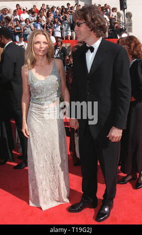 LOS ANGELES, Ca - 14. September 1998: Schauspielerin Michelle Pfeiffer & produzent Ehemann David E.KELLEY an der Emmy Awards in Los Angeles. Stockfoto