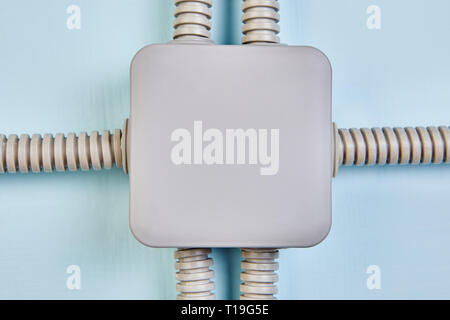 Elektrische Anschlusskasten nach der Installation, elektrische Leitungen an den Seiten und Kabel kündigen Passieren oder in der Box. Stockfoto