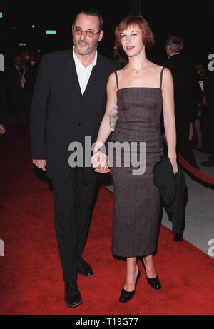 LOS ANGELES, Ca - 24. September 1998: französischen Schauspieler Jean Reno & Frau an die amerikanische Premiere seines neuen Films, "Ronin". Stockfoto