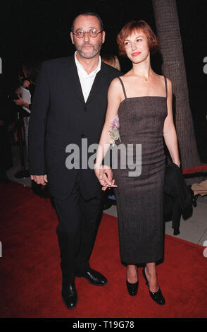 LOS ANGELES, Ca - 24. September 1998: französischen Schauspieler Jean Reno & Frau an die amerikanische Premiere seines neuen Films, "Ronin". Stockfoto