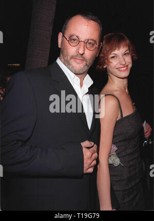 LOS ANGELES, Ca - 24. September 1998: französischen Schauspieler Jean Reno & Frau an die amerikanische Premiere seines neuen Films, "Ronin". Stockfoto