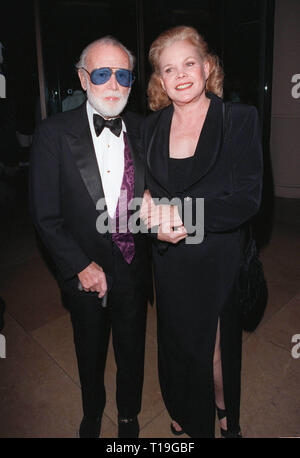 LOS ANGELES, Ca - 12. Oktober 1998: Schauspieler SIR JOHN MILLS & Schauspielerin CAROL BAKER auf der Internationalen Erfolg in Arts Awards in Beverly Hills. Die Veranstaltung profitiert das Whitney Houston Stiftung für Kinder. Stockfoto