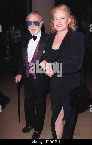 LOS ANGELES, Ca - 12. Oktober 1998: Schauspieler SIR JOHN MILLS & Schauspielerin CAROL BAKER auf der Internationalen Erfolg in Arts Awards in Beverly Hills. Die Veranstaltung profitiert das Whitney Houston Stiftung für Kinder. Stockfoto