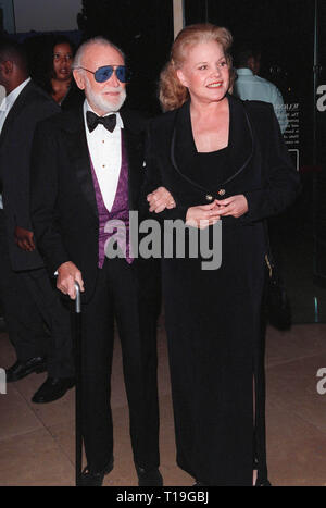 LOS ANGELES, Ca - 12. Oktober 1998: Schauspieler SIR JOHN MILLS & Schauspielerin CAROL BAKER auf der Internationalen Erfolg in Arts Awards in Beverly Hills. Die Veranstaltung profitiert das Whitney Houston Stiftung für Kinder. Stockfoto