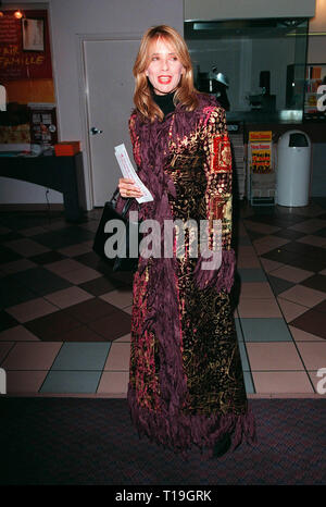 LOS ANGELES, Ca - 8. November 1998: Schauspielerin Rosanna Arquette an der Hollywood Premiere von "Velvet Goldmine". Stockfoto