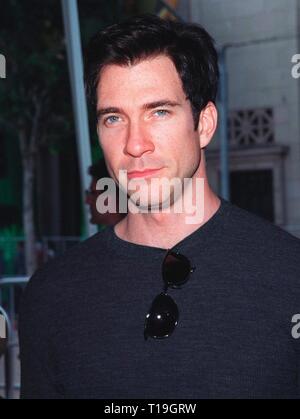 LOS ANGELES, Ca - 8. November 1998: Schauspieler DYLAN McDERMOTT im Hollywood Premiere von "Die Rugrats Film." Stockfoto