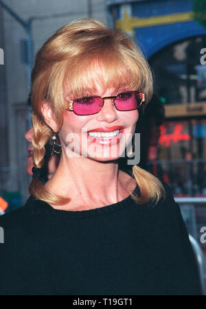 LOS ANGELES, Ca - 8. November 1998: Schauspielerin Loni Anderson an der Hollywood Premiere von "Die Rugrats Film." Stockfoto