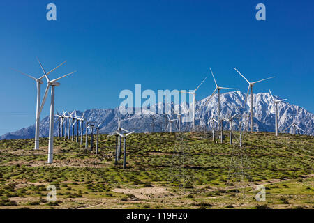 Windenergieanlagen in Yucca Valley backdropped durch den San Bernadino Bergen - Kalifornien Stockfoto