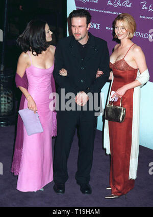 LOS ANGELES, Ca - 10. Dezember 1998: Schauspieler David Arquette & fiancŽe 'Freunde' star Courteney Cox (links) und ihrem Co-star Lisa Kudrow auf der 9. jährlichen Feuer & Eis Ball in Hollywood die Revlon/UCLA Frauen Krebs Forschungsprogramm zu profitieren. © Paul Smith/Featureflash Stockfoto