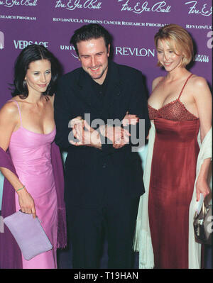 LOS ANGELES, Ca - 10. Dezember 1998: Schauspieler David Arquette & fiancŽe 'Freunde' star Courteney Cox (links) und ihrem Co-star Lisa Kudrow auf der 9. jährlichen Feuer & Eis Ball in Hollywood die Revlon/UCLA Frauen Krebs Forschungsprogramm zu profitieren. © Paul Smith/Featureflash Stockfoto