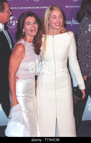 LOS ANGELES, Ca - 10. Dezember 1998: Maria Shriver (links) - Ehefrau von Arnold Schwarzenegger - mit CAROLINE BESSETTE - Frau von John F. Kennedy Jnr. - An der 9. jährlichen Feuer & Eis Ball in Hollywood die Revlon/UCLA Frauen Krebs Forschungsprogramm zu profitieren. © Paul Smith/Featureflash Stockfoto