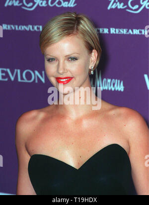 LOS ANGELES, Ca - 10. Dezember 1998: Schauspielerin Charlize Theron auf der 9. jährlichen Feuer & Eis Ball in Hollywood an die Revlon/UCLA Frauen Krebs Forschung Programm profitieren. © Paul Smith/Featureflash Stockfoto