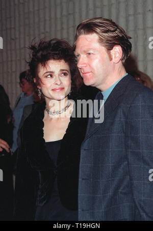 LOS ANGELES, Ca - 14. Dezember 1998: Schauspieler Kenneth Branagh & Schauspielerin Freundin Helena Bonham Carter am Los Angeles Premiere ihres neuen Films "Theorie der Flug." © Paul Smith/Featureflash Stockfoto