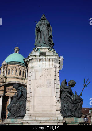 Hull City Hall und die Statue von Queen Victoria Hull Großbritannien mit blauer Himmel Stockfoto