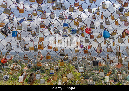 Los Angeles, CA, USA, 22. März 2019: Close-up der Liebe Schlösser an einem Zaun in Runyon Canyon, Los Angeles, CA. Die Vorhängeschlösser bedeuten die Liebe der Menschen. Stockfoto