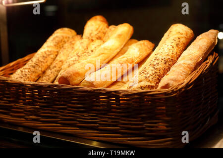 Korb mit Brot klebt auf Bäckerei Zähler. Selektive konzentrieren. Stockfoto