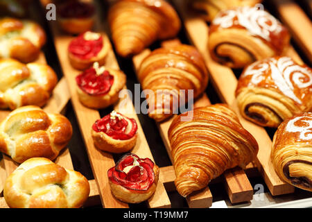 Frisch gebackenes Gebäck in der Bäckerei. Selektive konzentrieren. Stockfoto