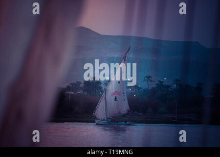 Segelboote bei Sonnenuntergang auf dem Nil in Luxor, Ägypten Stockfoto