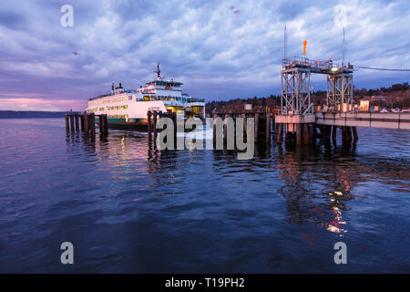 Der Staat Washington Fähre Kittitas Ankunft auf der Anklagebank in Den frühen Morgen bei Sonnenaufgang Sonnenaufgang in Clinton, Whidbey Island, WA Stockfoto