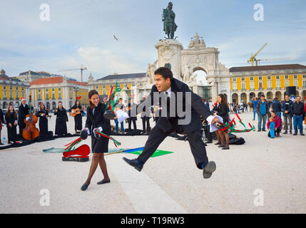 Lissabon, Portugal - Dezember 10, 2016: Gruppe Teens in traditionelle Studenten einheitliche Tanzen und Singen, auf Commerce Square, Lisbo Stockfoto