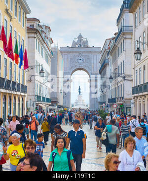 Lissabon, Portugal, 10. Oktober, 2018: Die Menschen auf Augusta Straße in den Tag. Augusta Straße mit dem Triumphbogen - ist der berühmte Touristenattraktion in Stockfoto