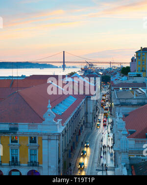 Luftaufnahme von Lissabon Altstadt Straße in der Dämmerung. Hafen und Brücke im Hintergrund. Portugal Stockfoto