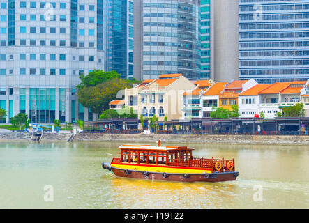 Touristenboot am Boat Quay Singapur Stockfoto