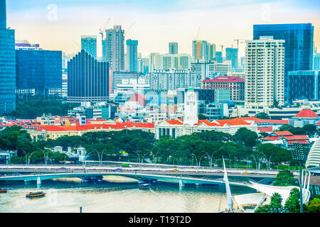 Singapur Metropole Stadtbild, touristischen Boote von grünen Quay, Brücken und den Bau von modernen Viertel im Hintergrund Stockfoto