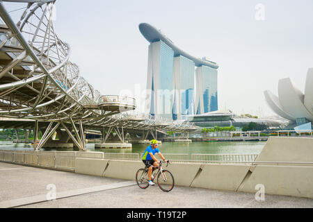 Singapur - Januar 14, 2017: Radfahrer, Fahrrad, Singapur Marina Bay, ArtScience Museum und Helix Bridge im Hintergrund Stockfoto