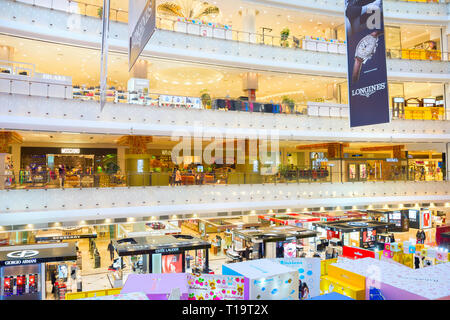 SHANGHAI, China - Dec 28, 2016: Die Menschen in der Neuen Welt Shopping Mall in Shanghai. Stockfoto