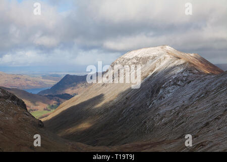 St. Sunday Crag über dem Grisedale Tal im englischen Lake District Stockfoto