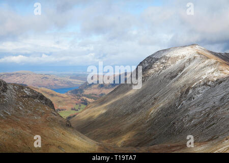 St. Sunday Crag über dem Grisedale Tal im englischen Lake District Stockfoto