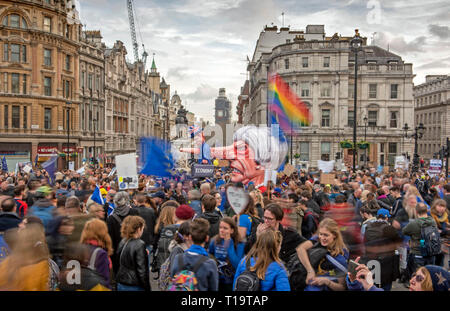 Ein Bildnis des Premierministers Theresa May am Rande des Trafalgar Square heute während der "Legen sie sie an die Leute 'Rallye, die es in Prozent Stockfoto