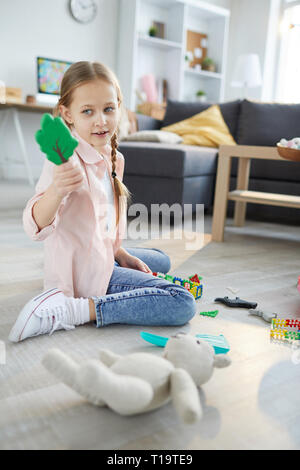 Mädchen spielen mit Spielzeug Stockfoto