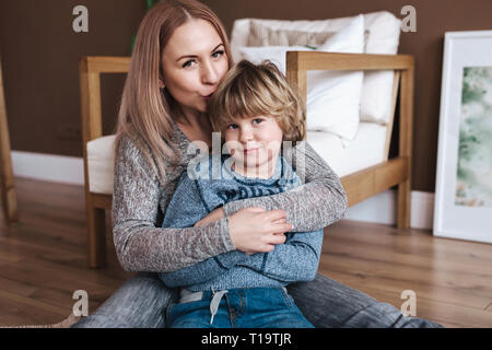 Mutter und seinem Sohn. Mutter und Sohn. Happy Mother's Day. Mutter umarmte ihre Kind Stockfoto