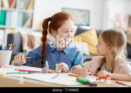 Fröhliches Mädchen Zeichnen von Bildern Stockfoto