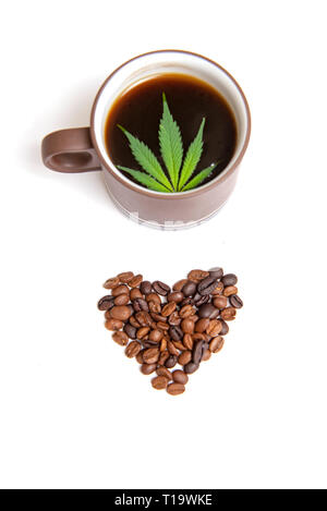 Kaffee und Cannabis Konzept mit Bohnen, nugs und Marihuana Blatt auf weißen, Marihuana edibles Konzept Stockfoto
