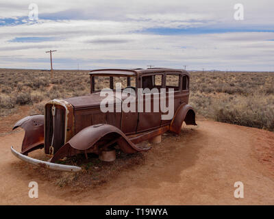 1932 Studebaker an Weg 66 aufweisen, Petrified Forest National Park, Arizona. Route 66 folgte der Telefonleitung im Hintergrund Stockfoto