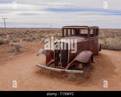 1932 Studebaker an Weg 66 aufweisen, Petrified Forest National Park, Arizona. Route 66 folgte der Telefonleitung im Hintergrund Stockfoto