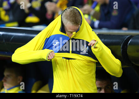 Charkiw, UKRAINE - 2. SEPTEMBER 2017: Player Olexandr Sintschenko der Ukraine trägt Sport Shirt während der FIFA WM 2018-Qualifikationsspiel gegen T Stockfoto