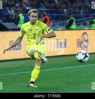 Charkiw, UKRAINE - 2. SEPTEMBER 2017: Bohdan Butko der Ukraine tritt eine Kugel während der FIFA WM 2018-Qualifikationsspiel gegen die Türkei an OSC Metali Stockfoto