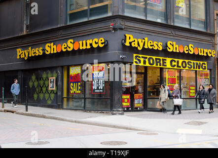 Payless Shoe Source store mit Abschluss des Unternehmens Zeichen und die Bewegung von Menschen zu Fuß nach Downtown Crossing in Boston, Massachusetts, USA Stockfoto