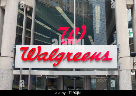 Walgreens Schild über store Eingang in der Innenstadt von Boston, Massachusetts, USA Stockfoto