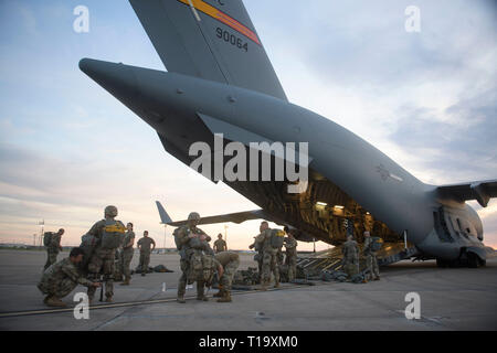 Us-Armee Fallschirmjäger von der 501St Fallschirm Infanterie Regiment, 1.BATAILLON, 143 Infanterie (Airborne) für einen Betrieb in Unterstützung des Gemeinsamen gewaltsamen Eindringen Übung in Fort Worth, Texas, 21. März 2019 vorzubereiten. Die Gemeinsame gewaltsame Ausübung ist eine jährliche große Air Drop und Land Mobilität Mission simuliert, dass eine angefochtene Schlachtfeld Szenario als Art und Weise der Ausbildung Einheiten für gefährliche Situationen, die auftreten können, während im Einsatz. (U.S. Armee Foto von SSG Alex Manne / freigegeben) Stockfoto