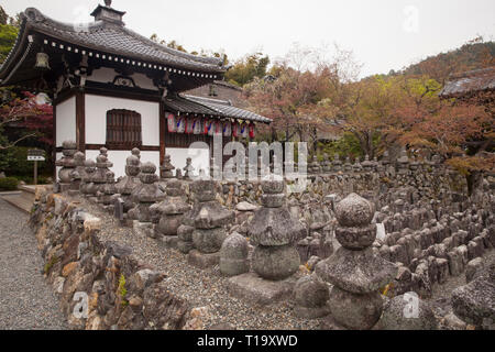 Aus Gründen der Adashino Nembutsu-ji-Tempel und der Friedhof im Nordwesten von Kyoto, Japan Stockfoto